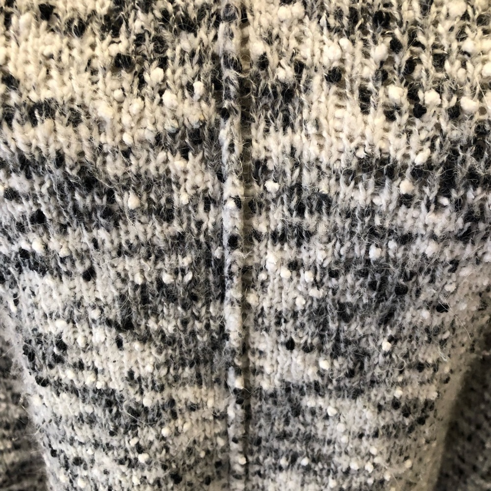Blush & Bloom Black&White Sweater / v neck / long sleeve/ Black/White /Size: M - Picture 5 of 12